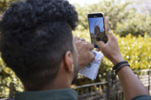 PHOTO D’UNE PERSONNE QUI PREND DES PHOTOS